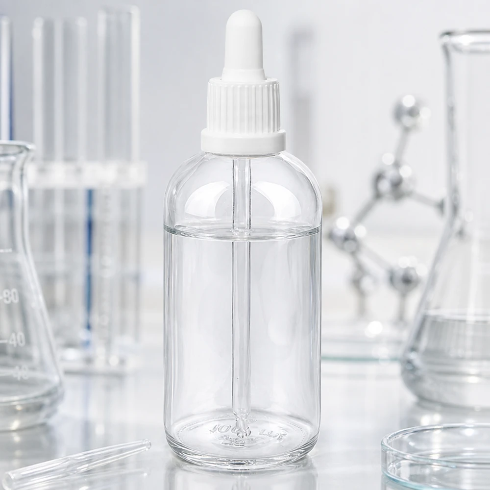 100 ml pipetteflaske hvid OV ClearLine UT18/100 100 ml ClearLine-pipetteflaske UT18/100 med hvid gummisugekop i laboratoriet