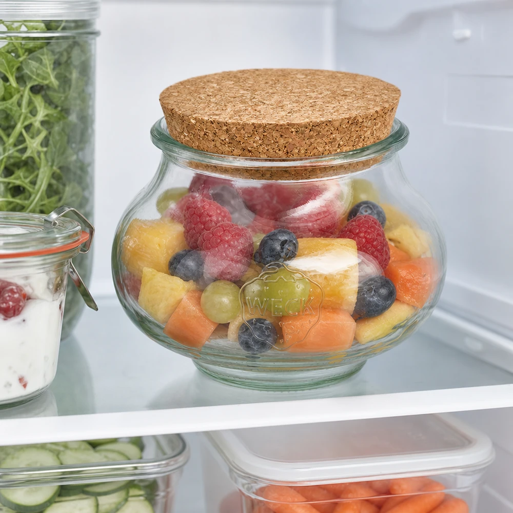 560 ml smykkekrukke WECK RR80 med kork natur WECK Schmuckglas 560ml RR80 mit Korkdeckel im Kühlschrank gefüllt mit frischem Obstsalat Kühlschrankorganisation
