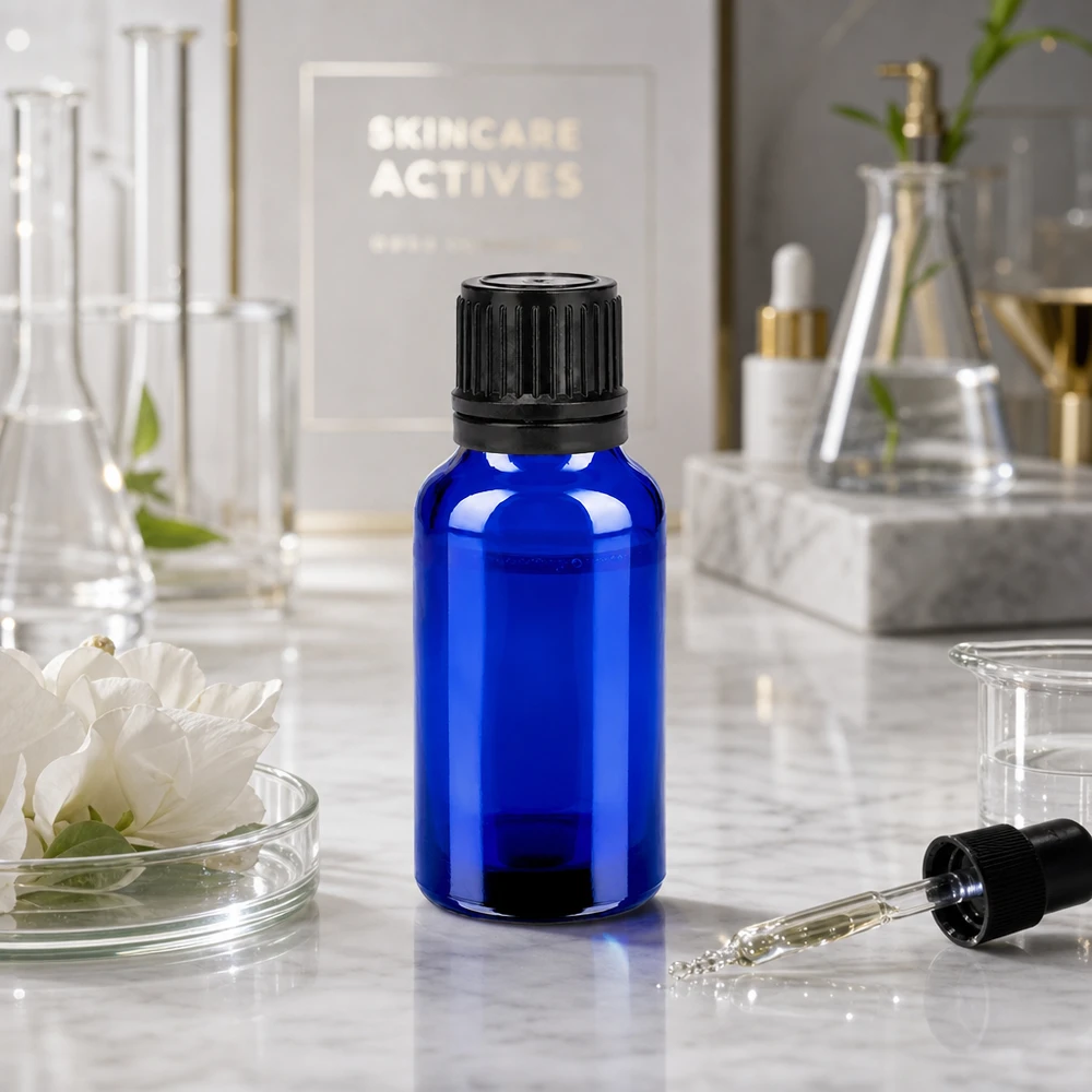 Koboltblå glasflaske i høj kvalitet, 20 ml, med UV-beskyttelse og sort låg, der sikrer mod manipulation.