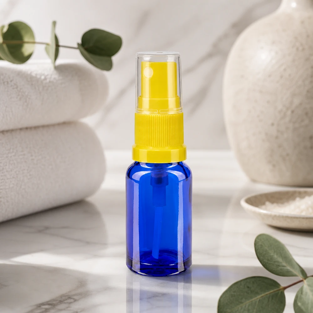 Kompakt apoteks-sprayflaske af blåt glas, 30 ml, med gul forstøverhoved og sikkerhedshætte