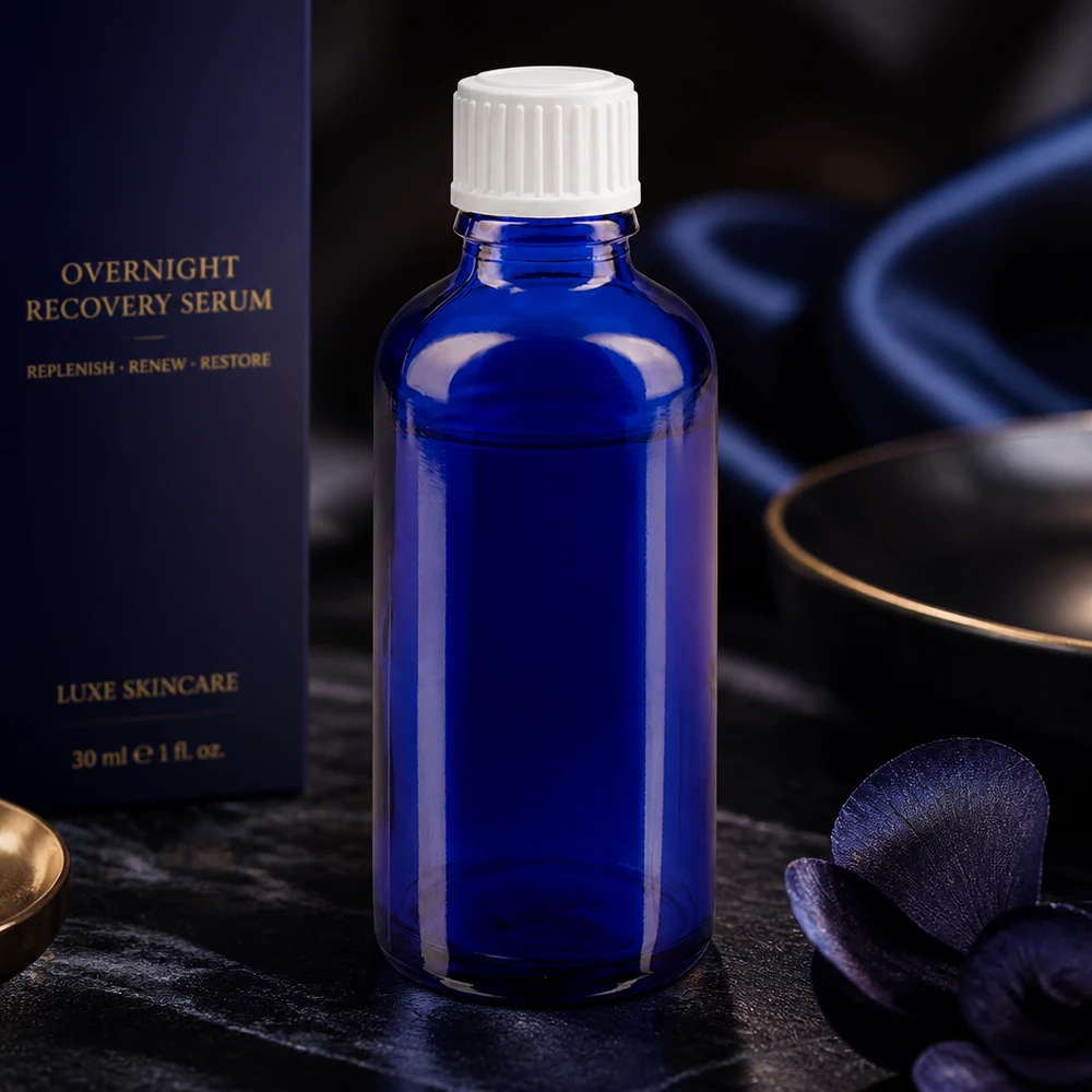 Apoteksflaske blå 50ml dråbetæller hvid 0,8mm stk. Cylindrisk, koboltblå 50 ml dråbeflaske af ApoGlas med hvid skruelåg til serum