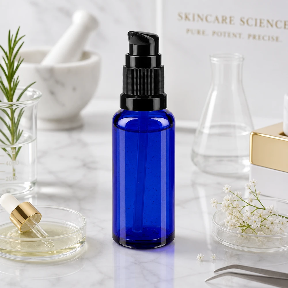 Apoteksflaske blå 30ml pumpehætte sort St Koboltblå 30 ml ApoGlas-pumpeflaske med sort dispenserhoved i laboratoriemiljøet