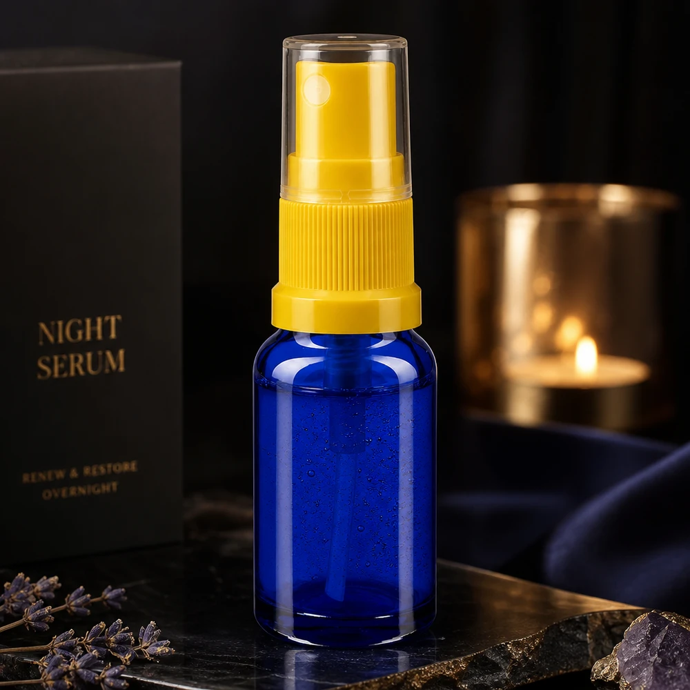 Blå 10 ml sprayflaske af apotekerglas med gul forstøverhoved og gennemsigtig hætte