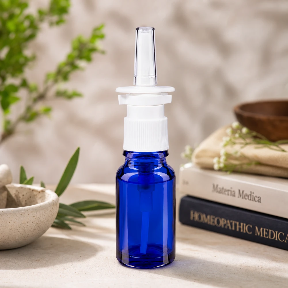 Koboltblå 10 ml medicinflaske med ergonomisk næsespray-pumpehoved af hvid plast