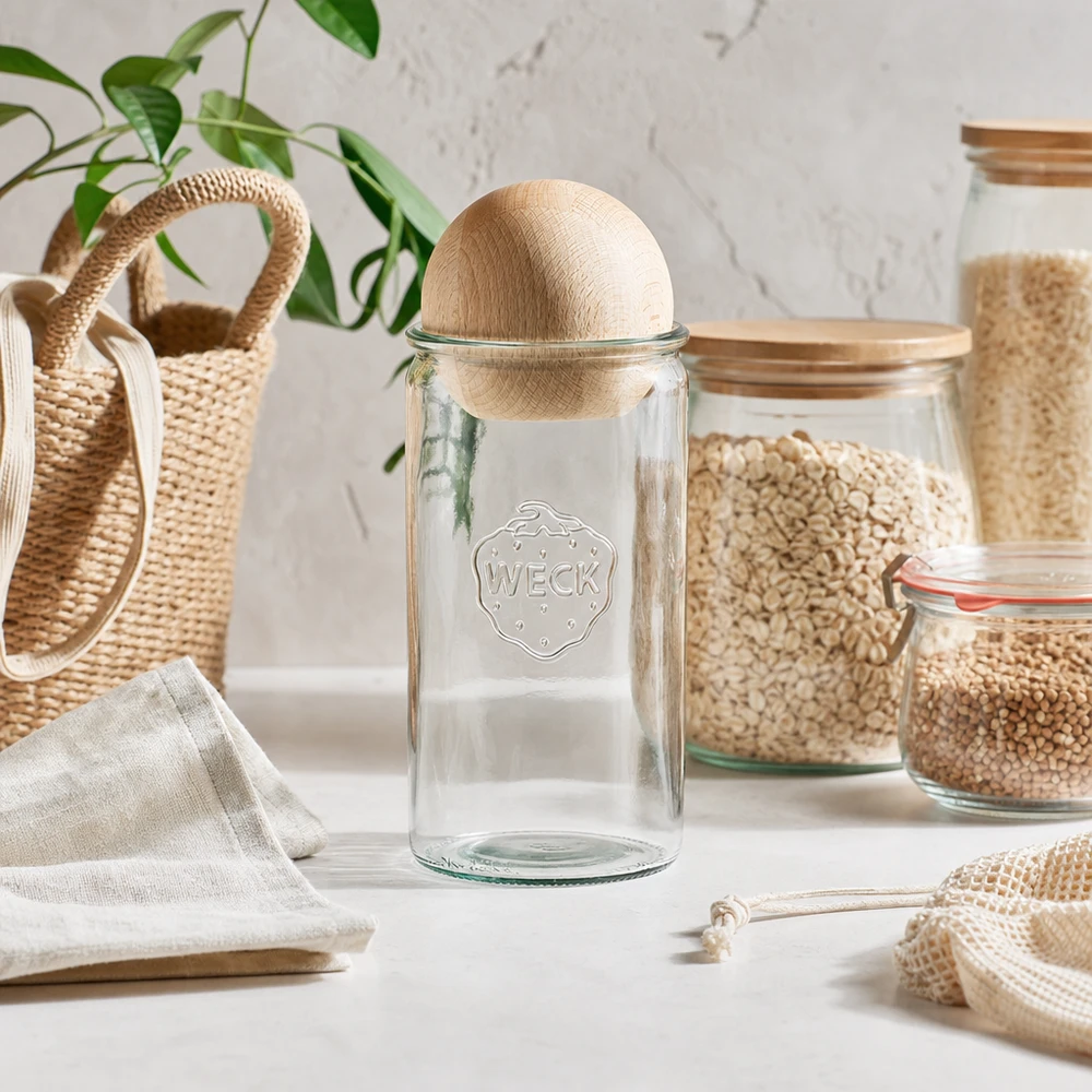 1590 ml cylinderglas WECK RR100 med trækugle bøg WECK krukke 1590ml RR100 med kugleprop i træ i affaldsfrit køkken med bæredygtige opbevaringsløsninger