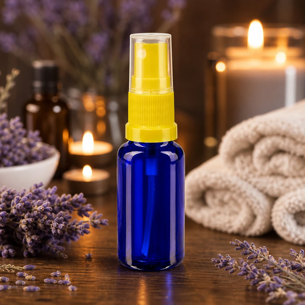 Kompakt aromaflaske på 20 ml af blåt apotekerglas med gul pumpehoved mellem lavendelblomster