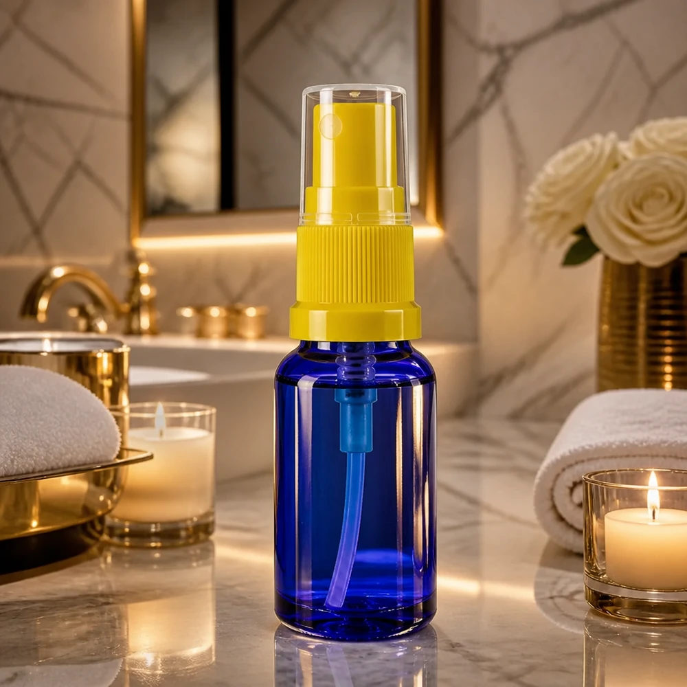 Apotekerflaske blå 30 ml spraytilbehør gul Lille blå glasflaske med sprayhoved, 30 ml, med gult pumpehoved på marmorunderlag