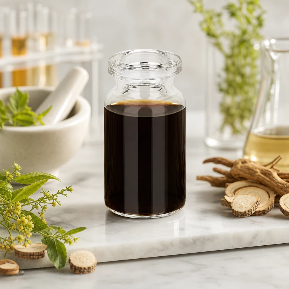 Injektionsflaske i klart glas 5 ml Klarglas Injektionsflasche 5ml für Naturextrakte mit Likörwurzel und grünen Kräutern dekoriert