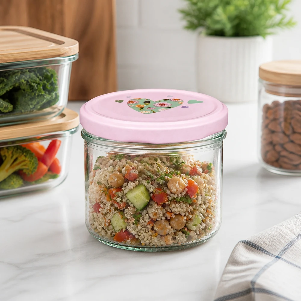 230 ml cylinderformet krukke + BasicSeal-låg, hjerterosa 230ml Zylinderglas mit rosa Herz-Deckel in moderner Küche, ideal für Quinoa-Salat und gesunde Meal-Prep-Gerichte