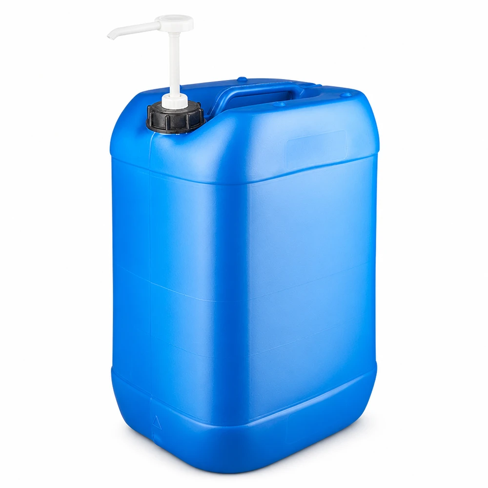 25 liters blå dunk med doseringspumpe Blå 25-liters plastdunk med hvid doseringspumpe på hvid baggrund