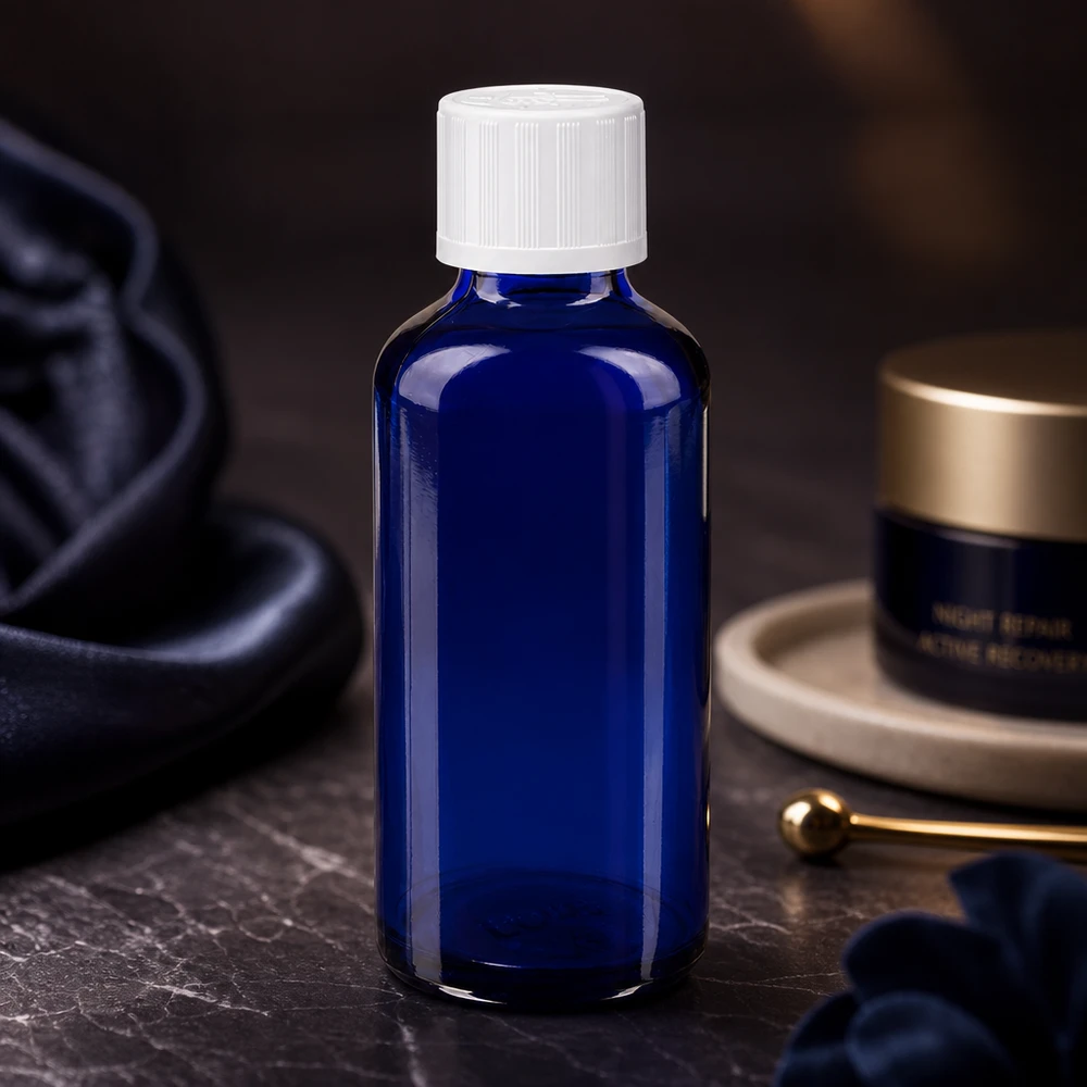 Apoteksflaske blå 50 ml skruelåg hvid KiSi St Koboltblå 50 ml apotekerflaske med hvid børnesikkerhedslås på mørk marmorbaggrund