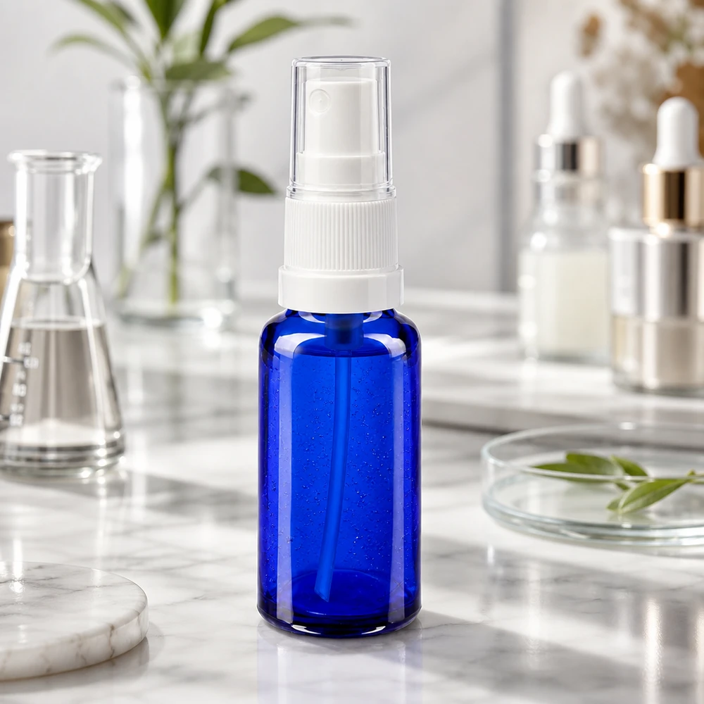 Apotekerflaske blå 20 ml spraytilbehør hvid Kompakt 20 ml apotekersprayflaske i blåt med hvid pumpespray i laboratoriemiljø