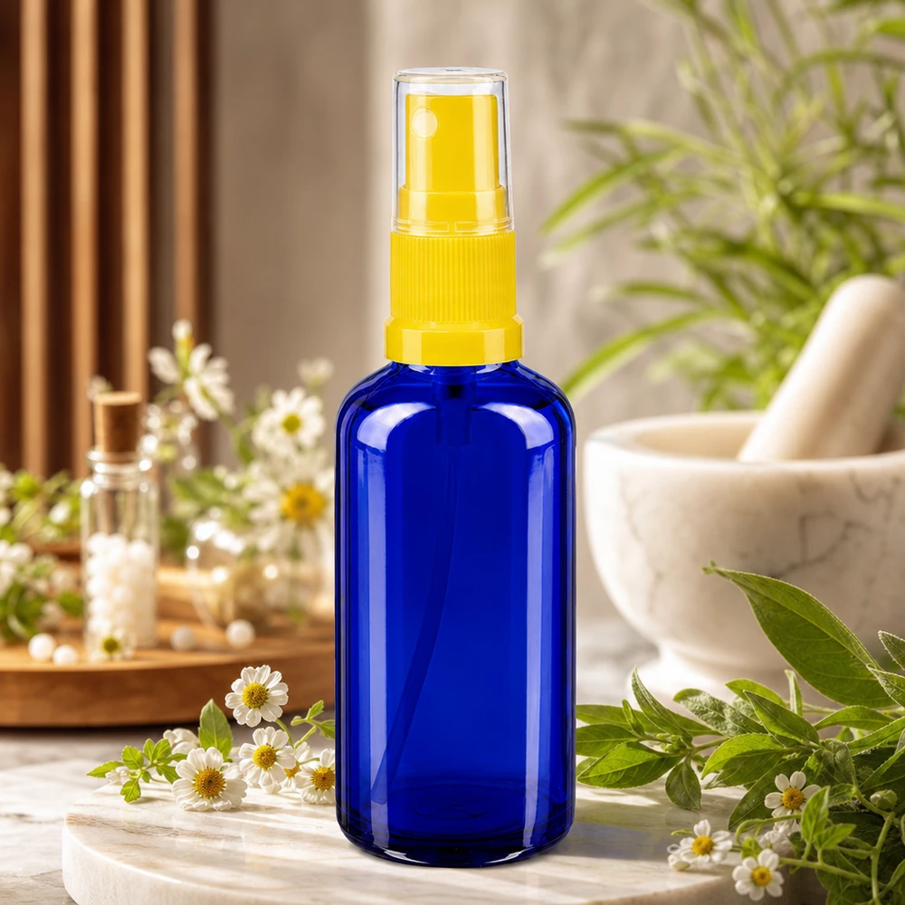 Apotekerflaske blå 50 ml spraytilbehør gul Blå apotekersprayflaske på 50 ml af UV-beskyttende glas med gennemsigtigt sprøjtehoved i gul