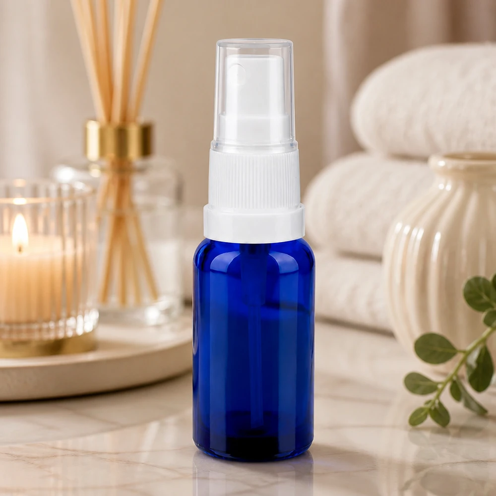 Kompakt 20 ml glassprayflaske med hvidt sprayhoved, ideel til rejser og på farten