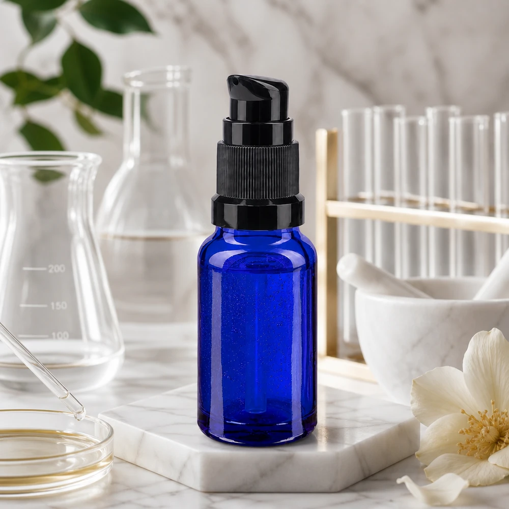 Blå 10 ml pumpeflaske af STD-apotekerglas med sort doseringsdispenser i laboratoriemiljø