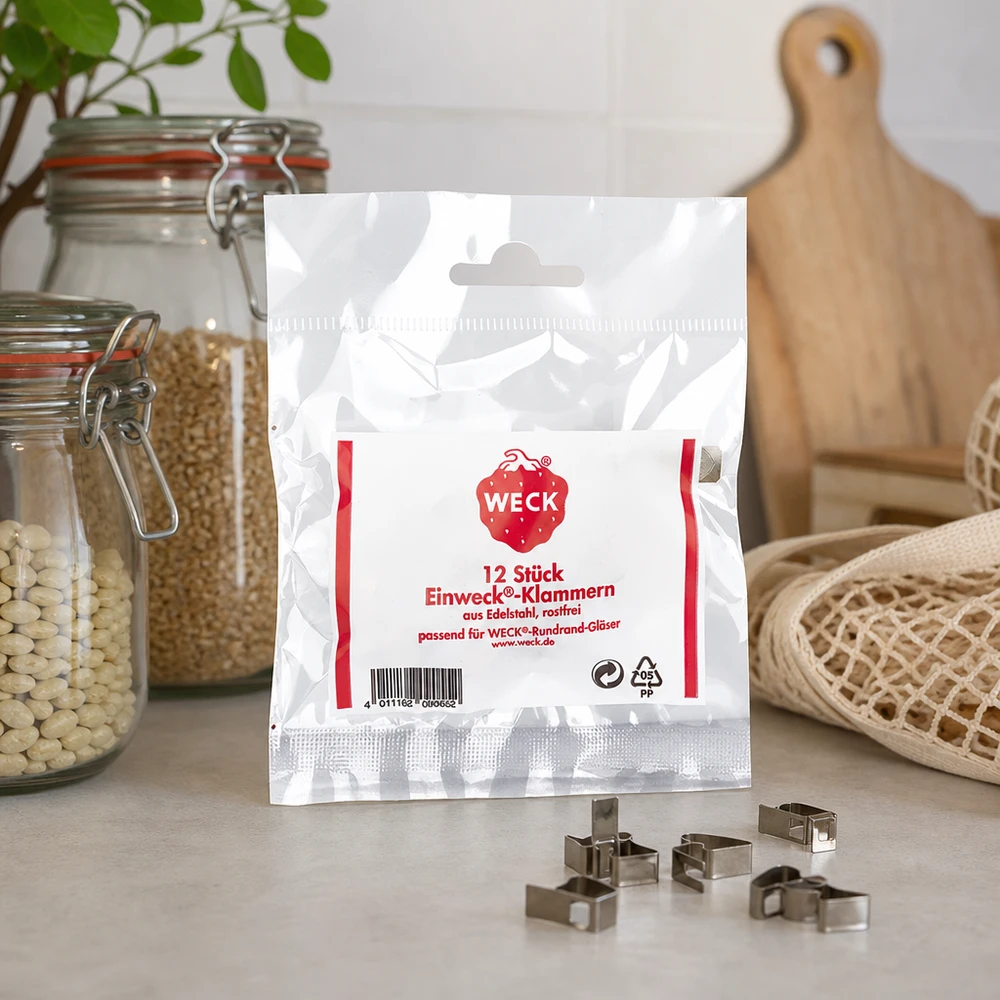 Klemmer Original WECK (Pakke(r) med 12 stk.)Bemærk: 12 stk. pr. pose WECK Klammern Lifestyle Aufnahme Küchenambiente mit Vorratsgläsern Schneidebrett natürliche Deko 12 Stück Edelstahl