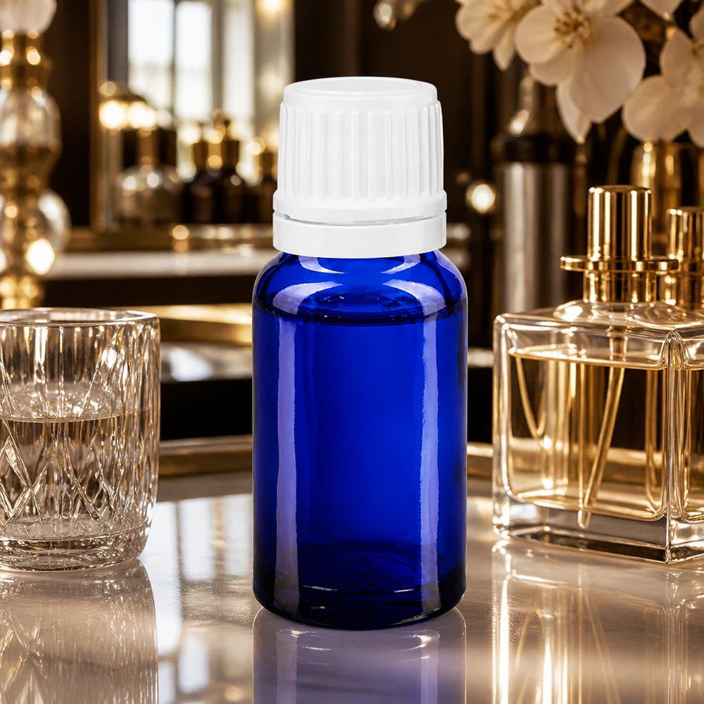 Mørkeblå 10 ml flaske af apotekerglas med hvid skruelåg på et marmorbord