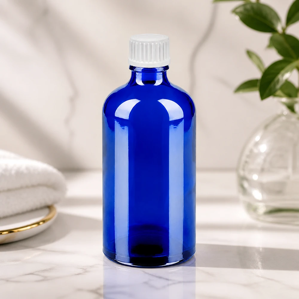 Elegant blå glasflaske 100 ml med hvid dråbehætte til stilfuld opbevaring BlueLine UT18