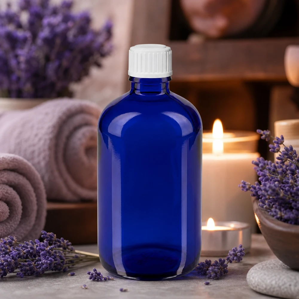 Apoteksflaske blå 100 ml dråbetæller hvid 0,8 mm stk. Lysbeskyttet dråbeflaske på 100 ml i koboltblå med præcis doseringshætte på 0,9 mm til naturkosmetik