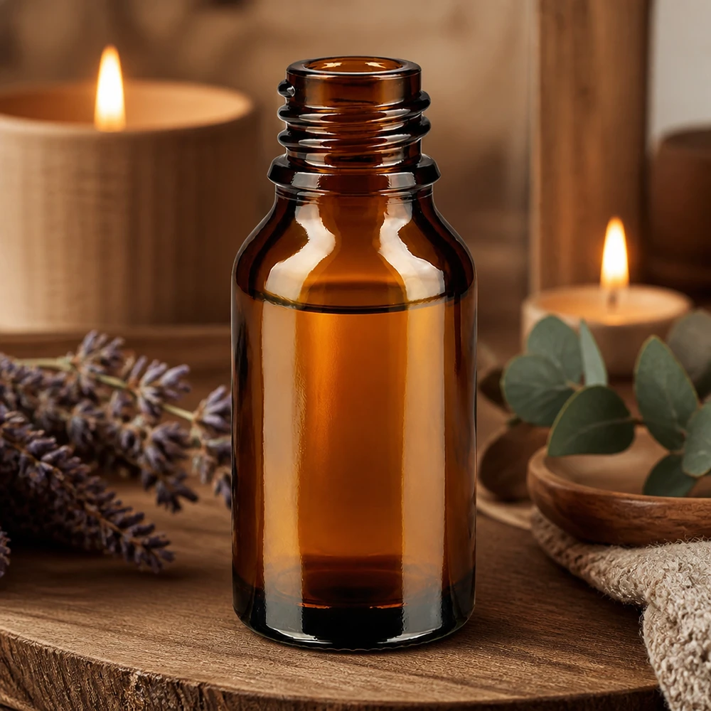 Dropperflaske 30 ml DIN 18 ravfarvet glas HIGH SHAPE 30 ml brun apotekerflaske høj form ApoGlas tom med fyrrekogler eukalyptuskviste stearinlys wellness-atmosfære