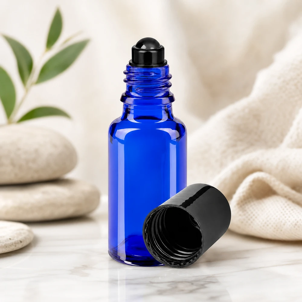 Apoteksflaske blå 20 ml roll-on-hætte sort Blå 20 ml apotekerglas-roll-on-flaske STD med sort kugleapplikator, åben