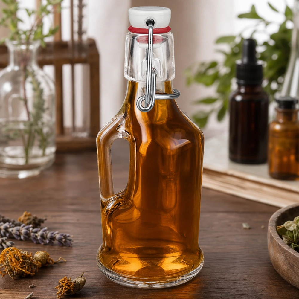 200 ml glasflaske »Bertha« og porcelænshængelåg UNiTWIST® Glasflaske Bertha 200 ml ravfarvet med urter og tørrede blomster Naturkosmetik Ambience UNiTW svingprop