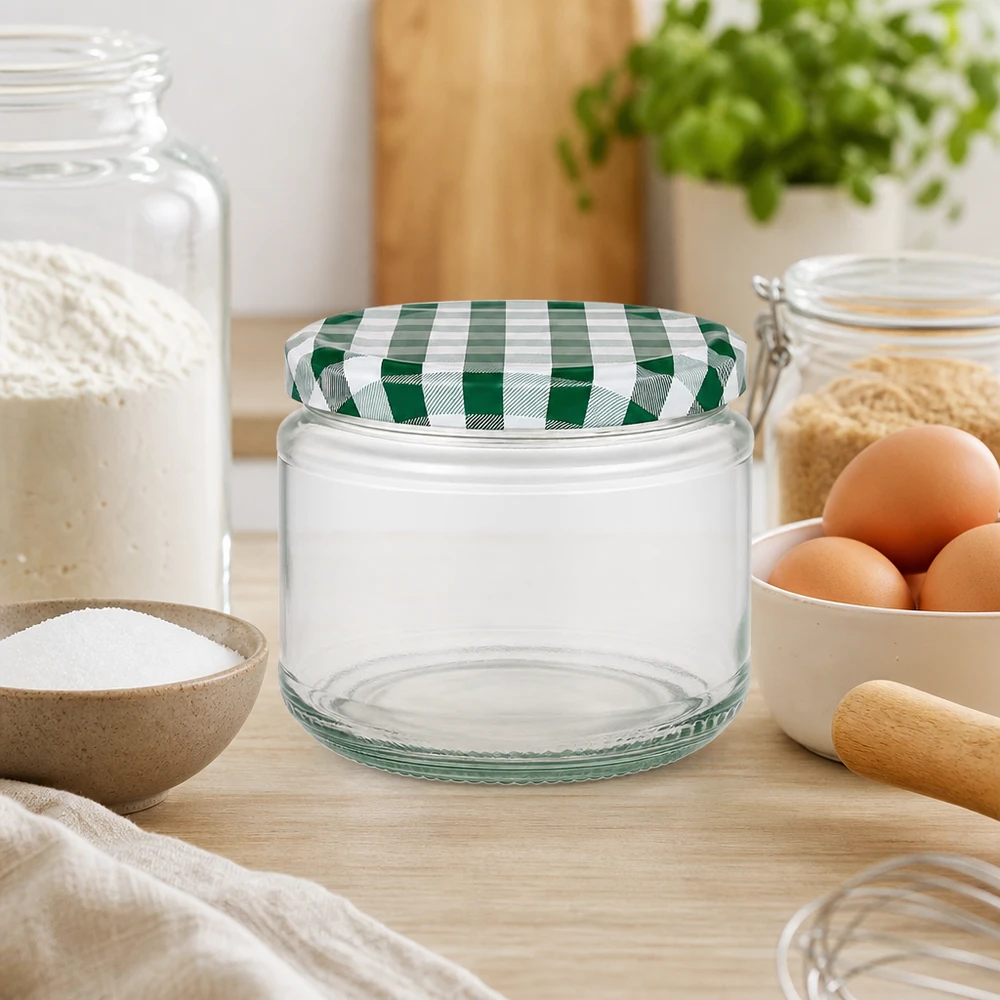 330 ml rund krukke + BasicSeal-låg grøn/hvid UNiTWIST 330ml Rundglas mit grün-weiß kariertem BasicSeal Deckel in Küchenumgebung mit Backzutaten und Eiern dekoriert
