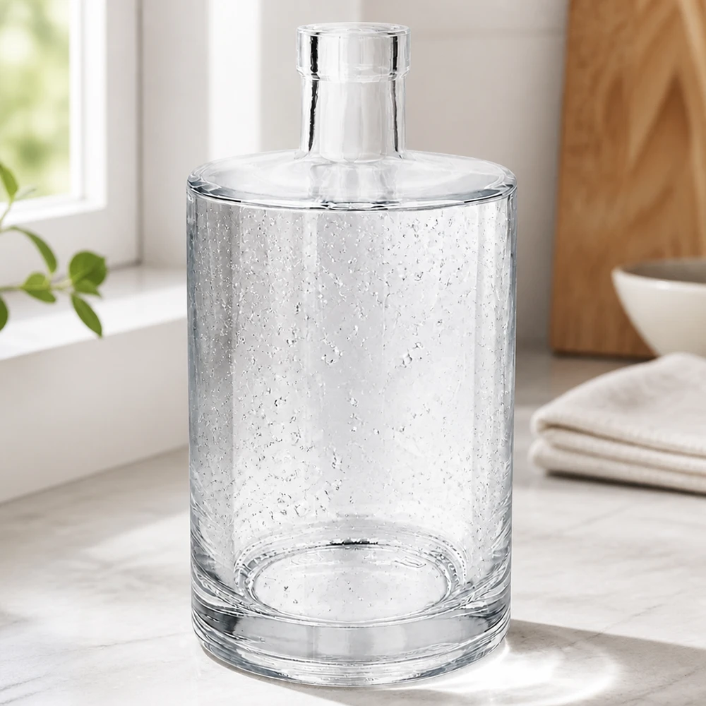 700 ml glasflaske Marie uden låg UNiTWIST® Elegante 700ml Glasflasche Marie mit Luftbläschen-Optik in modernem Wohnambiente neben Handtüchern und Holzschale