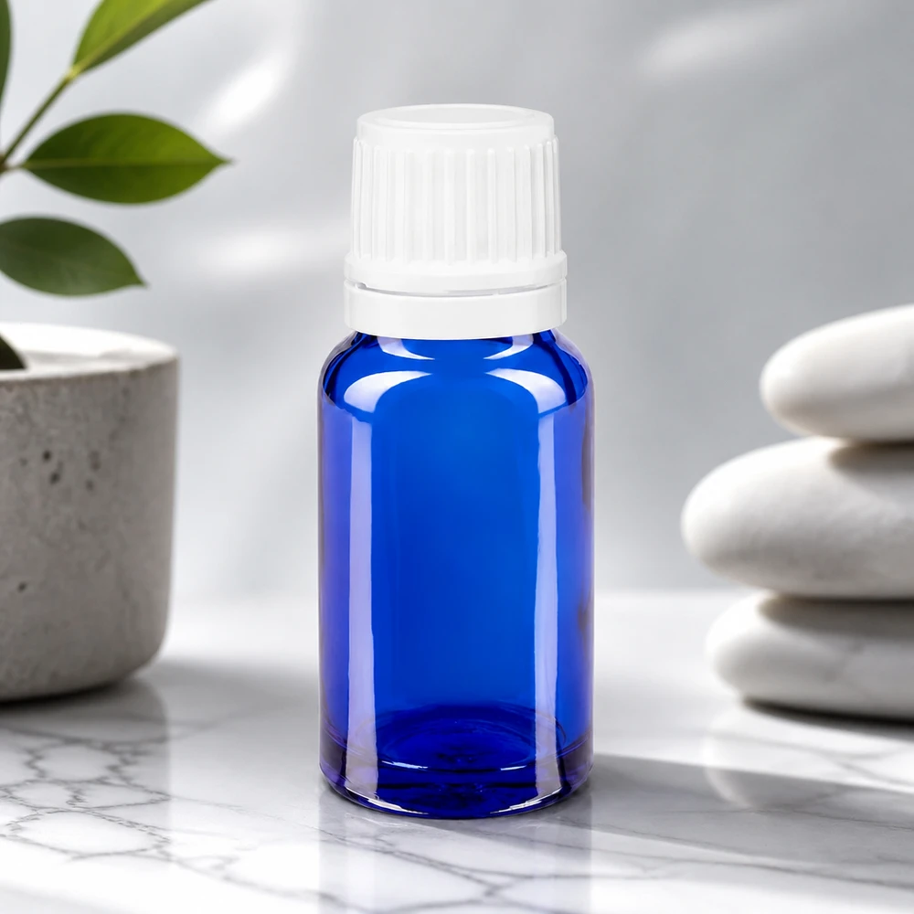 Blå 10 ml ApoGlas-dråbeflaske med hvid børnesikret låg på marmor
