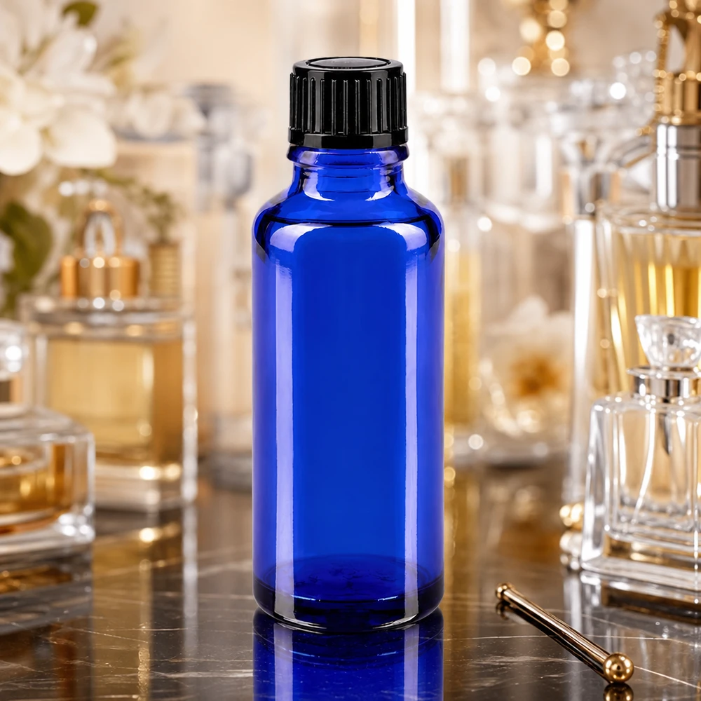 Apoteksflaske blå 30ml skruelåg sort pc Lille blå glasflaske på 30 ml med sort skruelåg blandt elegante parfumeflasker