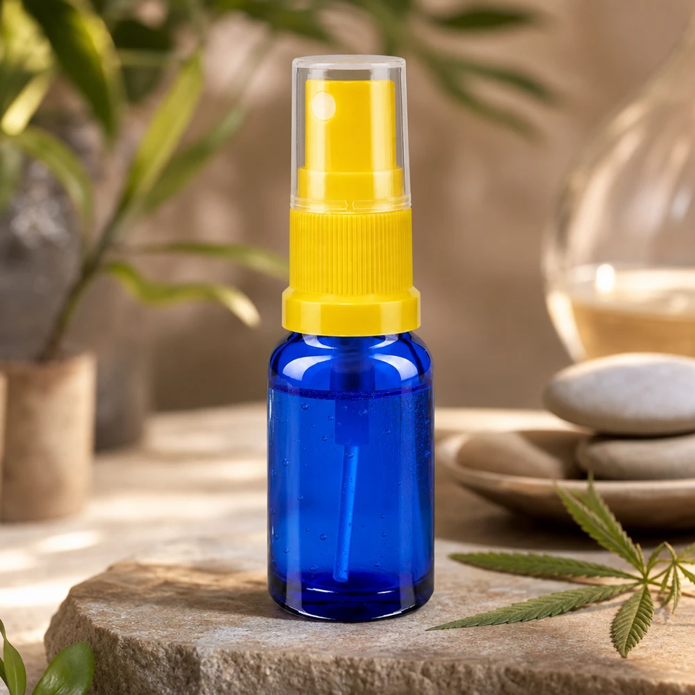 Apotekerflaske blå 10 ml spraytilbehør gul Blå mini-dråbeflaske på 10 ml med sprøjtemekanisme, gul og gennemsigtig, på natursten med cannabisblad
