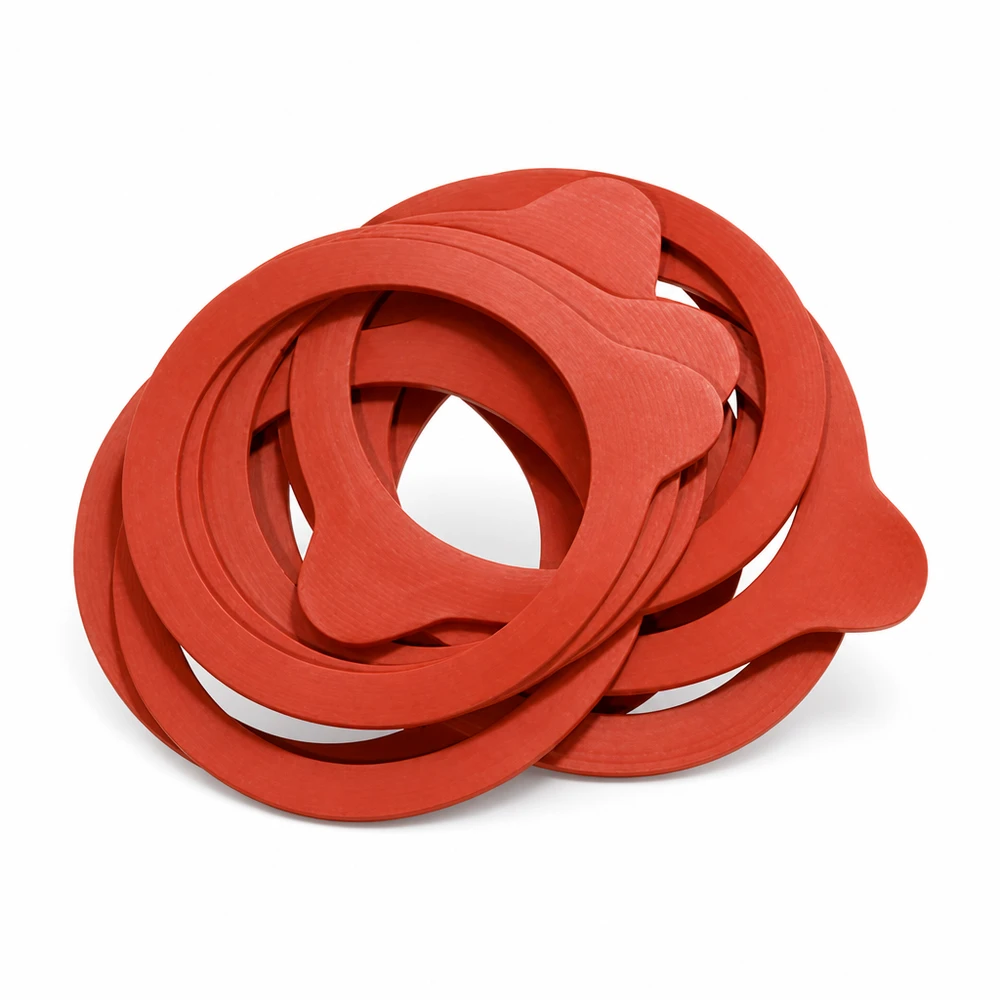 Kogende ring af naturgummi RR100 Stapel roter Naturgummi-Einkochringe RR100 vor weißem Hintergrund zeigt hochwertige Qualität und Flexibilität