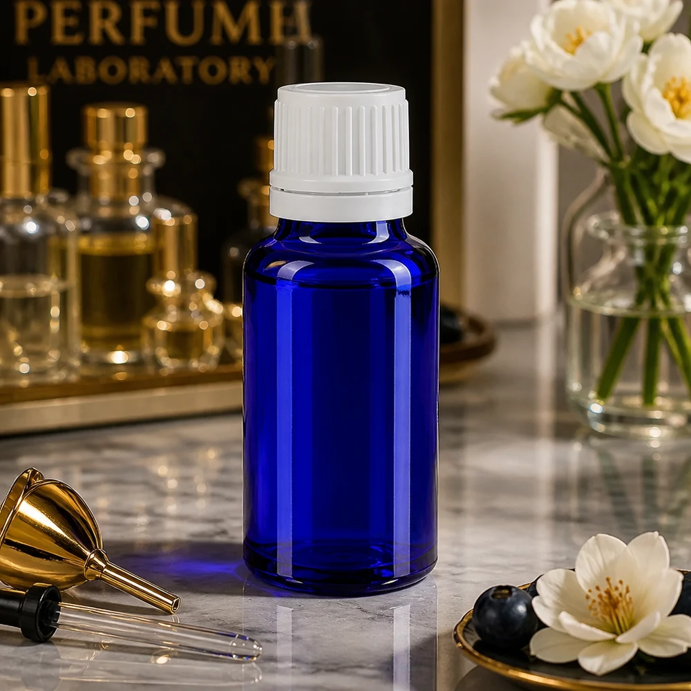 Koboltblå 20 ml apotekerflaske med hvid originalitetslukning i parfymelaboratoriet