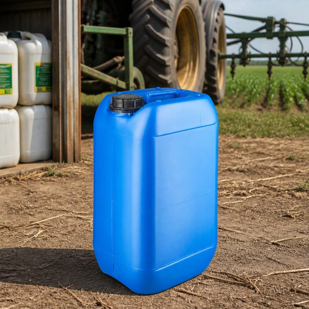 15 liters blå dunk med skruelåg OV Blå 15-liters dunk med OV-lukning på en landbrugsbedrift ved siden af en traktor