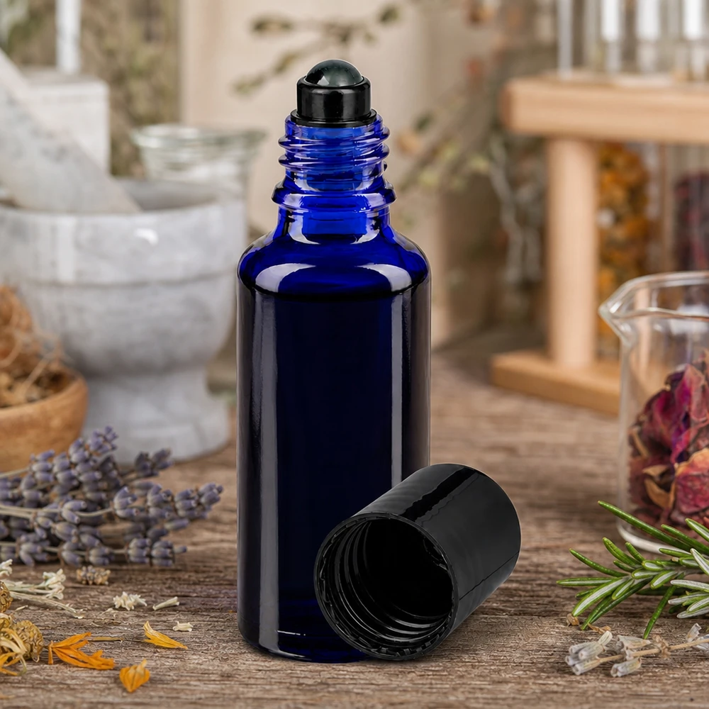 Apoteksflaske blå 30 ml roll-on-hætte sort Koboltblå 30 ml ApoGlas-flaske med sort roll-on-hoved blandt tørrede urter