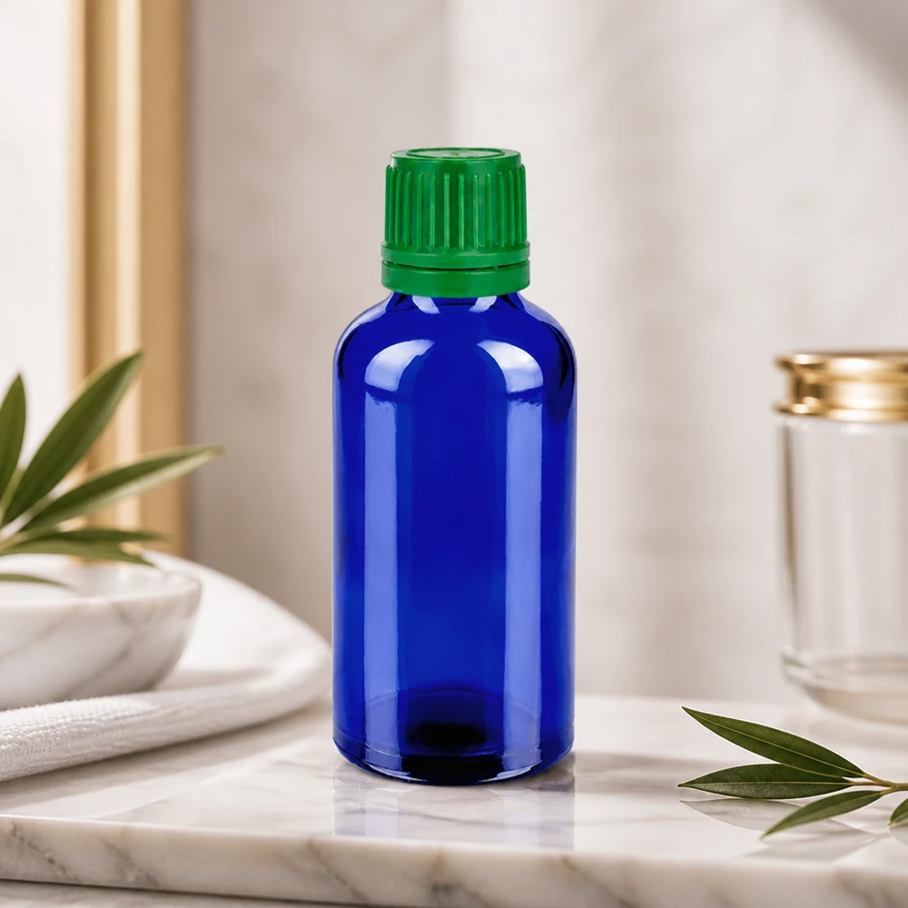 Robust 50 ml glasflaske med grønt skruelåg til kosmetik og wellness.