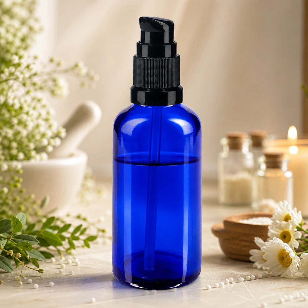 Apoteksflaske blå 50ml pumpehætte sort St Blå apotekerglasflaske med pumpe, 50 ml, med sort doseringshoved til kosmetikprodukter