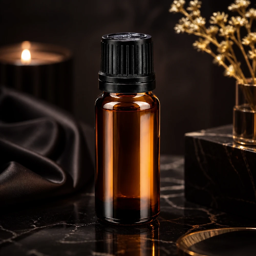 Apoteksflaske brun 10ml dryp v. Pr. 1mm sort OV Mørk marmoroverflade med en ravfarvet 10 ml dråbeflaske af apoteksglas og sort OV-lukke