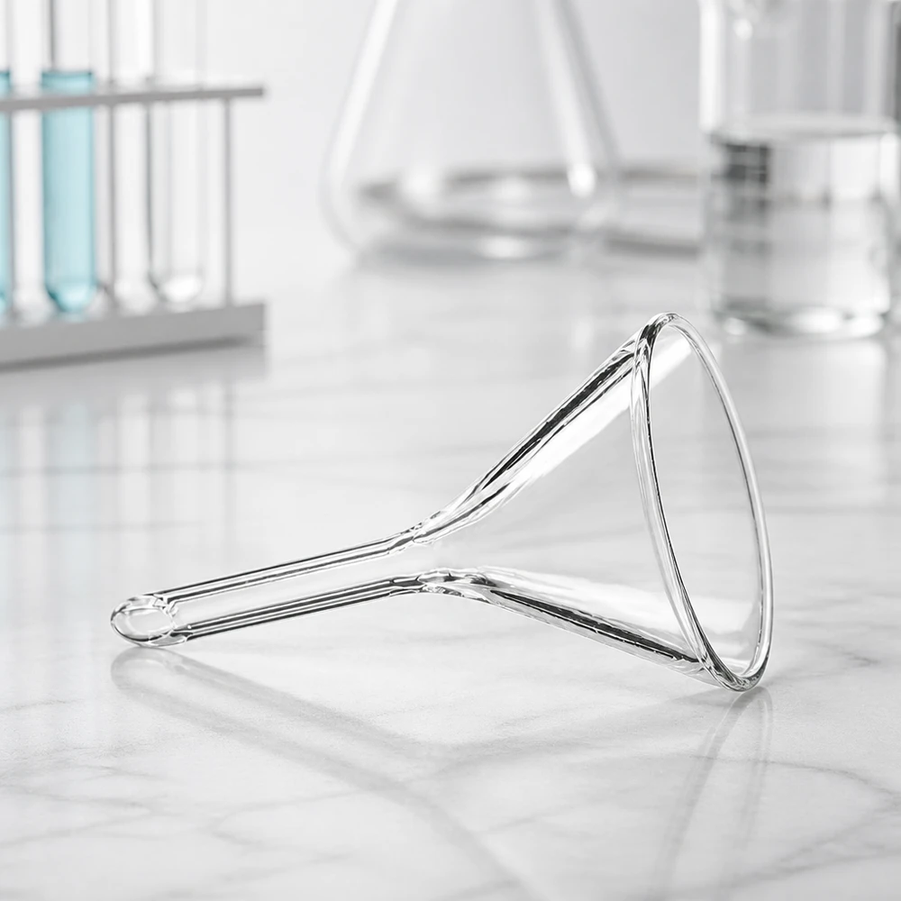 Tragt Ø 30 mm sodakalk, vinkel 60°, kort model Kompakt laboratorietragt af sodakalkglas med 30 mm åbning og praktisk kort håndtag til nem håndtering.