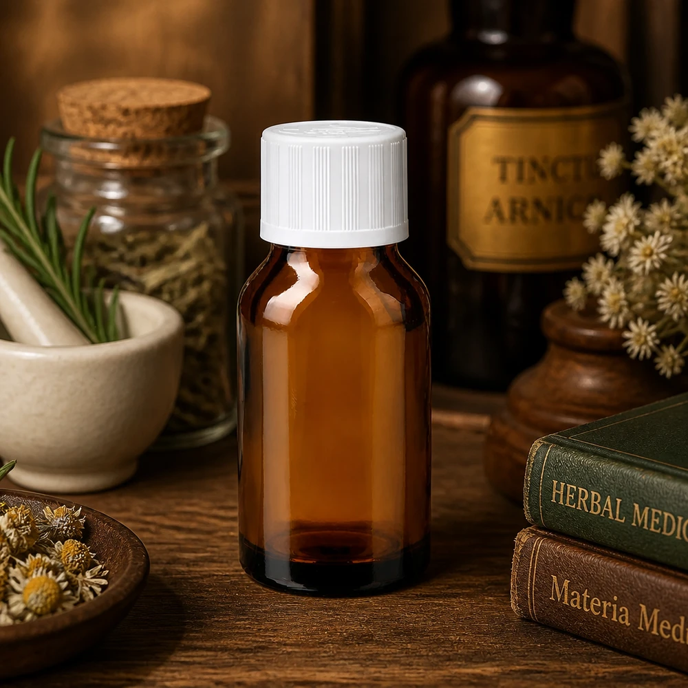 En ravfarvet 30 ml dråbeflaske med hvid børnesikkerhedslås mellem bøger om lægeurter og en morter