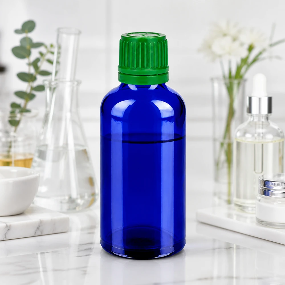 Lysbeskyttelsesflaske 50 ml lavet af UV-beskyttende blåt glas med børnesikret grøn hætte