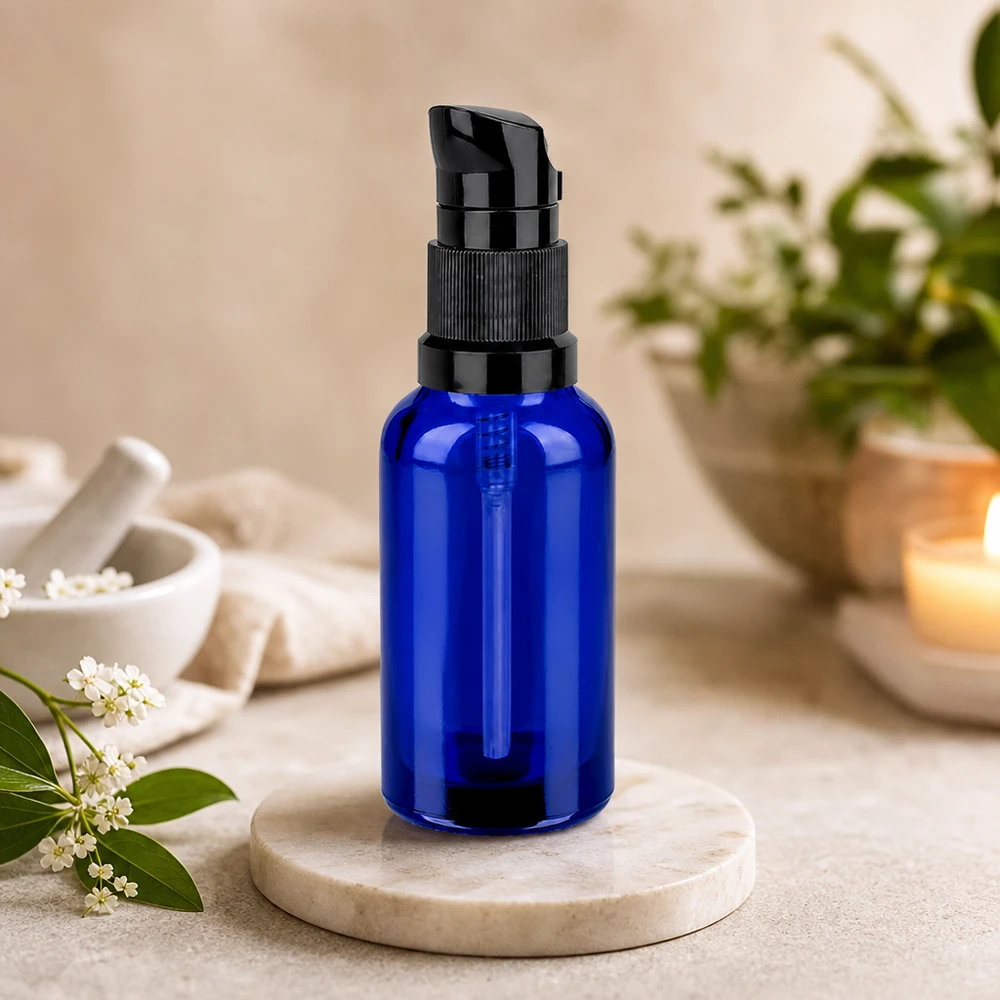 30 ml pumpeflaske sort STD BlueLine UT18/30 Premium pumpeflaske 30 ml i koboltblå med ergonomisk dispenser til nem påføring
