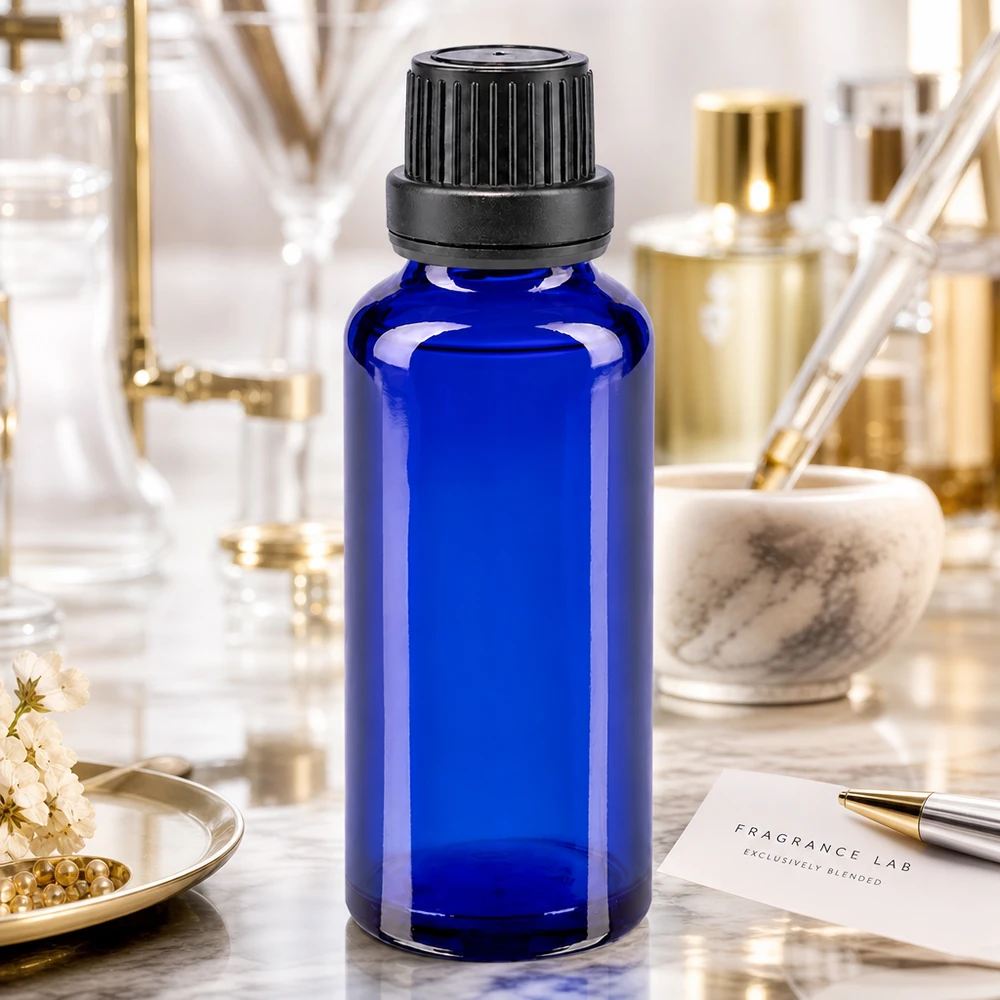 Apoteksflaske blå 30 ml skruelåg sort tæt OV 30 ml apotekerflaske af blåt glas med børnesikret skruelåg i et parfymelaboratorium-miljø