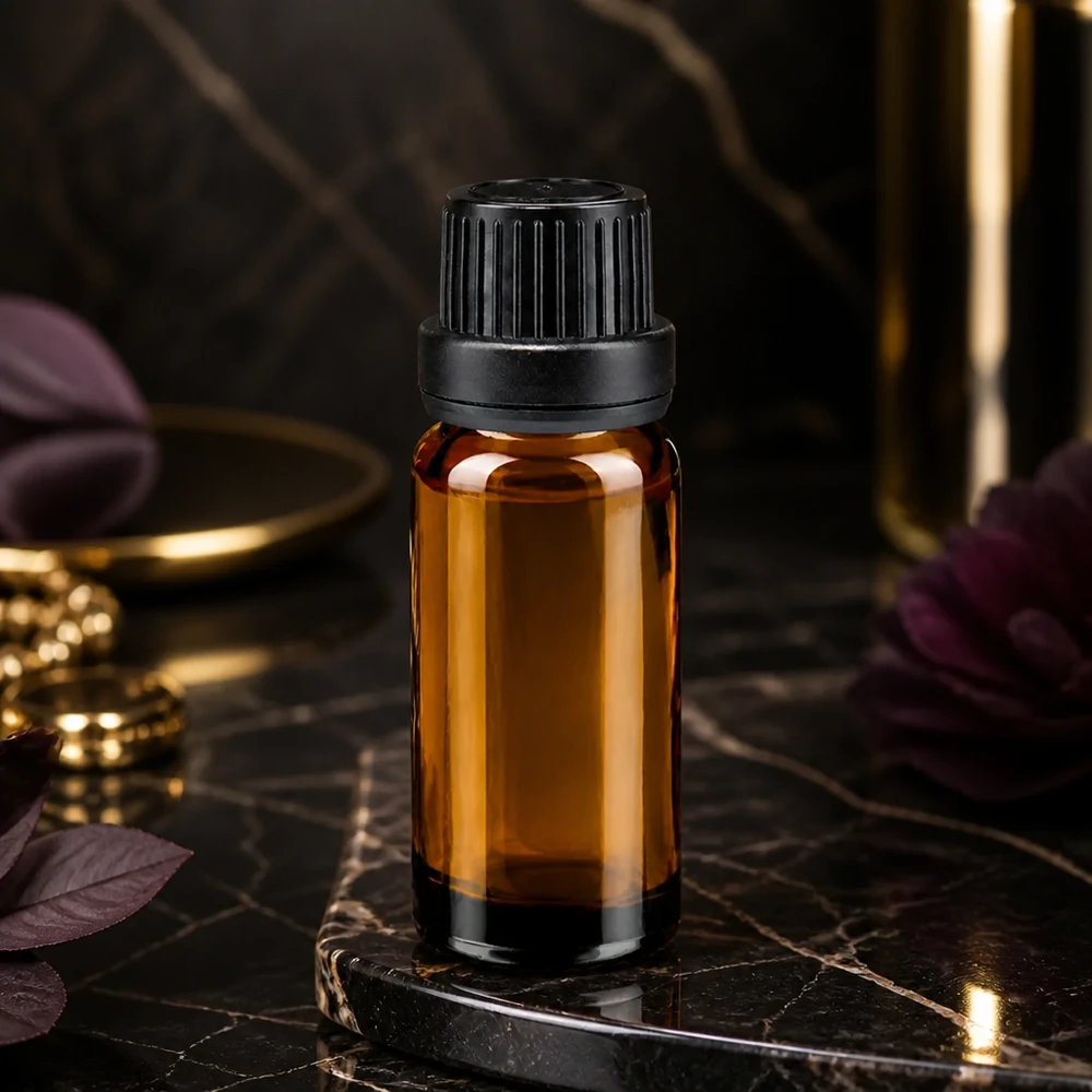 Brun 10 ml glasflaske med sort børnesikret låg på sort marmor