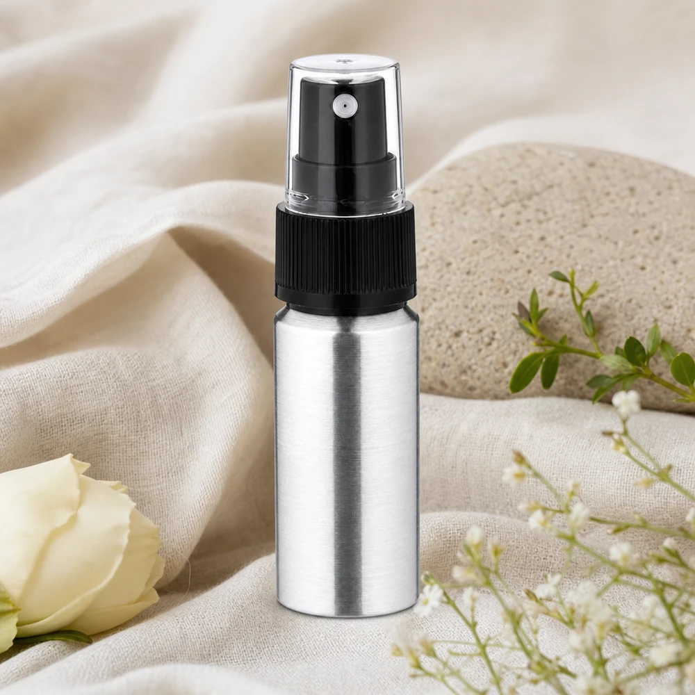 20 ml flaske i poleret aluminium med forstøver Sølvfarvet 20 ml aluminiumsflaske med forstøver - perfekt til rejser og på farten