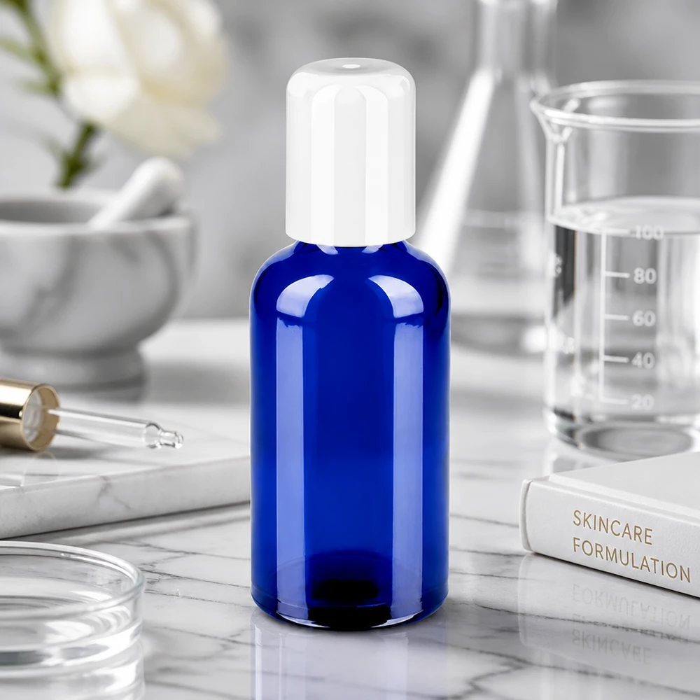 50 ml roll-on flaske hvid STD BlueLine UT18/50 Kompakt 50 ml roll-on-flaske i elegant koboltblå til mobil påføring af hudpleje og serum