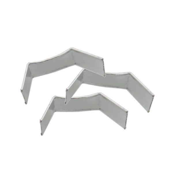 U-clip tapefastgørelse sølv (pakke med 100) 33 mm. Fremstillet af sølvfarvet papir og trådindsats. Bøjet klar til brug. 7x33 mm. U-clip tapefastgørelse sølv (pakke med 100) 33 mm. Fremstillet af sølvfarvet papir og trådindsats. Bøjet klar til brug. 7x33 mm.