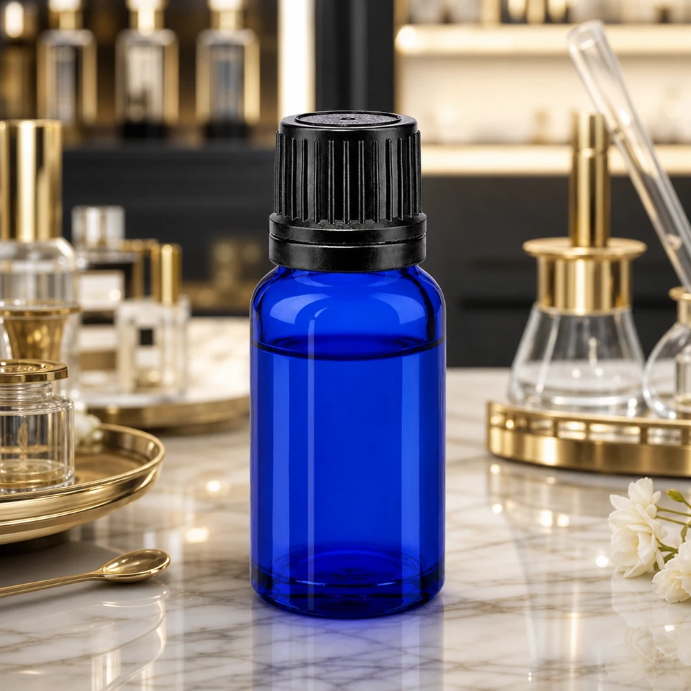 Apoteksflaske blå 10ml skruelåg sort hældeprop r. OV Blå 10 ml apotekerflaske med sort låg på marmor blandt gyldne laboratorieartikler