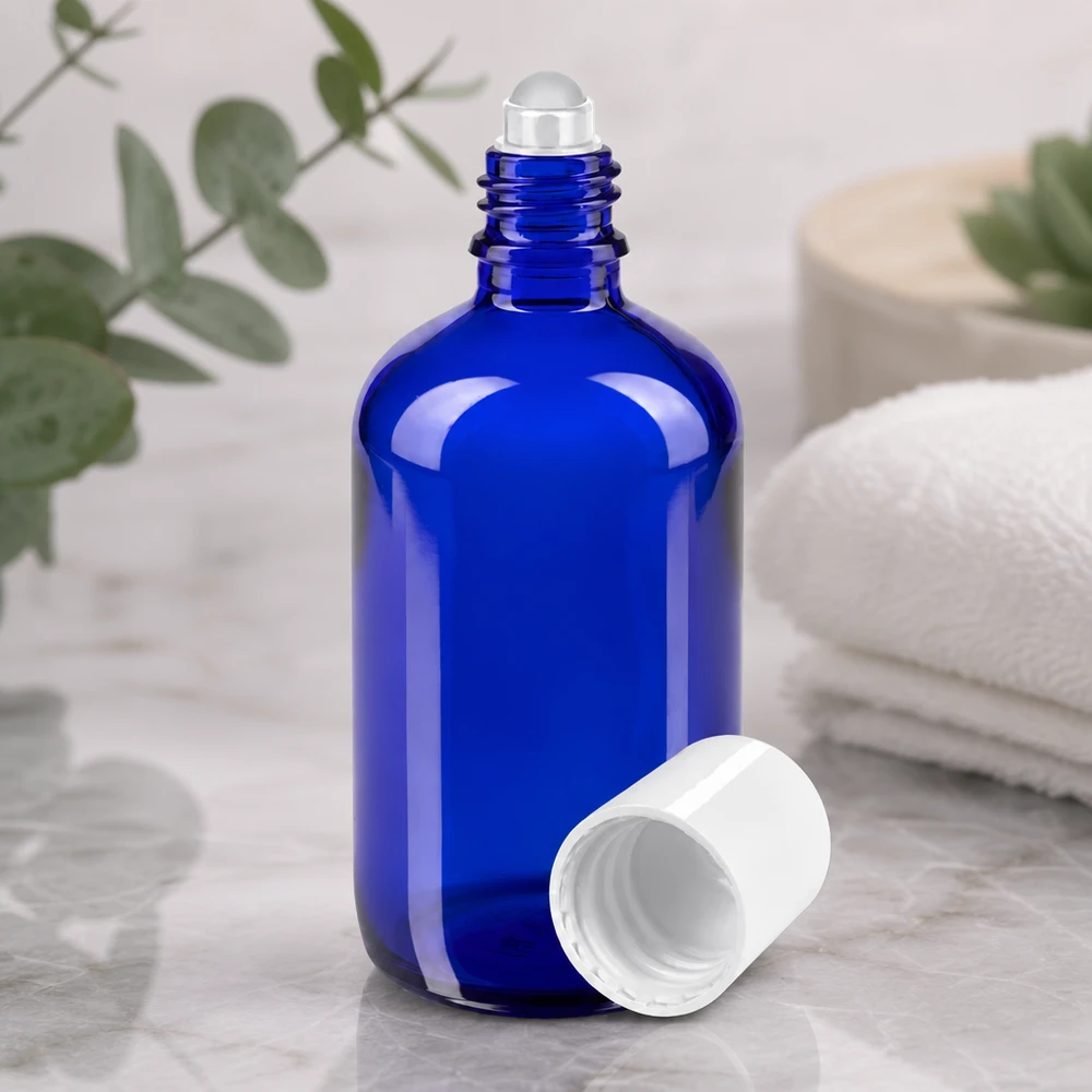 Åben 100 ml roll-on-flaske i koboltblå med gennemsigtig glaskugle og hvidt plastlåg