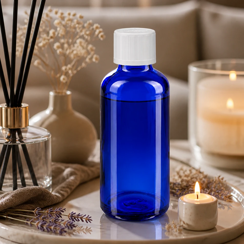 Apoteksflaske blå 50ml dråbetæller hvid KiSi St 50 ml dråbeflaske af koboltblåt apotekerglas med børnesikret hvidt låg i wellness-stil
